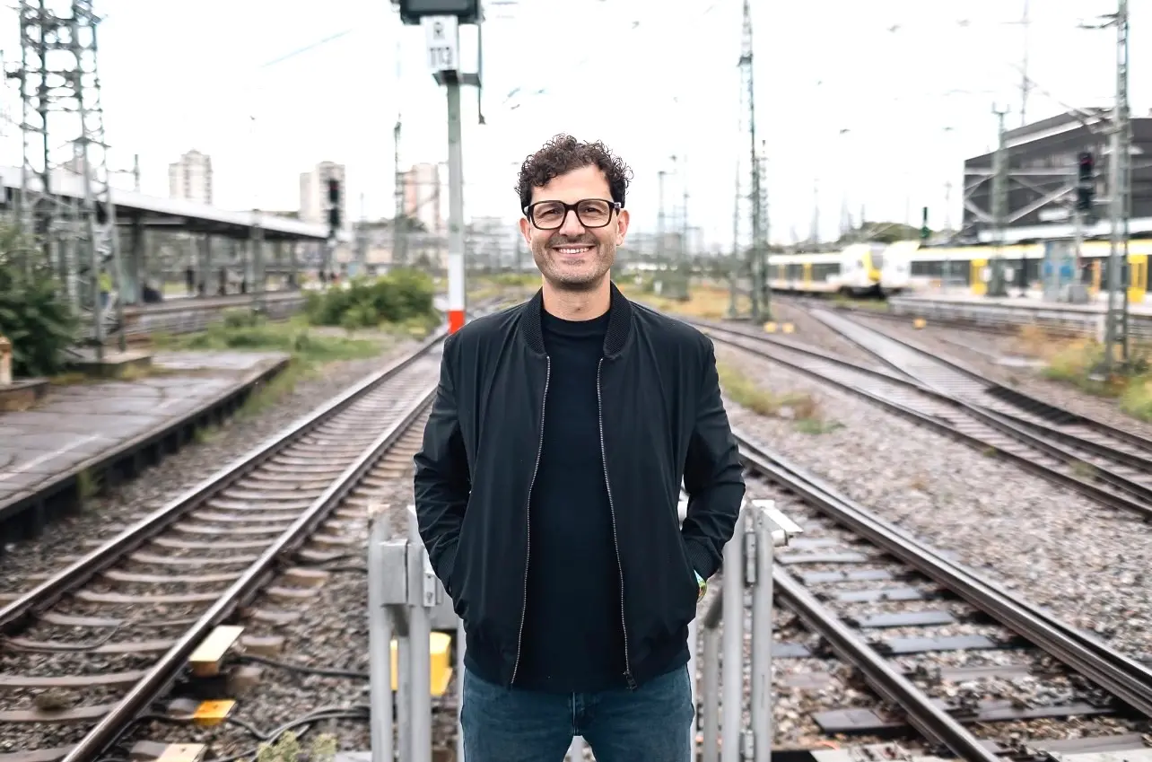 Dal treno degli emigranti calabresi alla guida della Linke: Luigi Pantisano,\u00A0la Calabria e la politica come carne viva\n