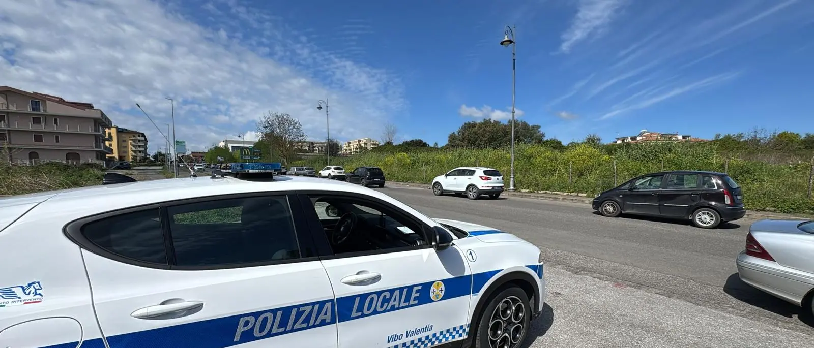 Vibo, bambina si perde al mercato: la nonna sotto shock chiede auto e la Polizia locale la ritrova in 20 minuti\u00A0\u00A0\n