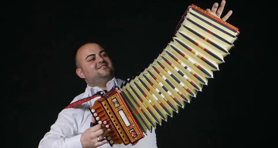 Francesco Giannini racconta la Calabria nel nuovo videoclip: concluse le riprese tra borghi e paesaggi simbolo\n