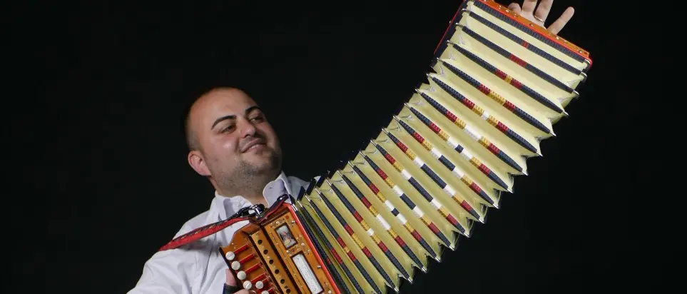 Francesco Giannini racconta la Calabria nel nuovo videoclip: concluse le riprese tra borghi e paesaggi simbolo\n