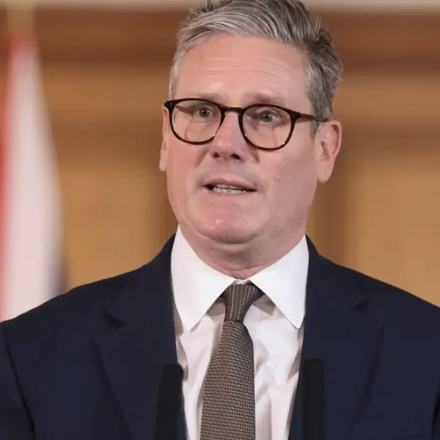 Starmer lascia Downing Street: il premier britannico si dimette, Andy Burnham favorito per la successione\n