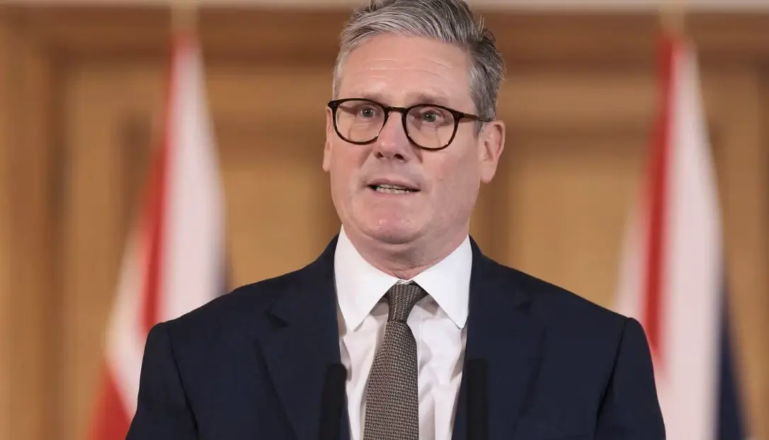 Starmer lascia Downing Street: il premier britannico si dimette, Andy Burnham favorito per la successione\n