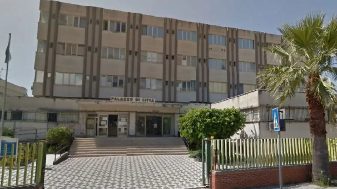 <p>L'ingresso del Comune di Scalea</p>\\n