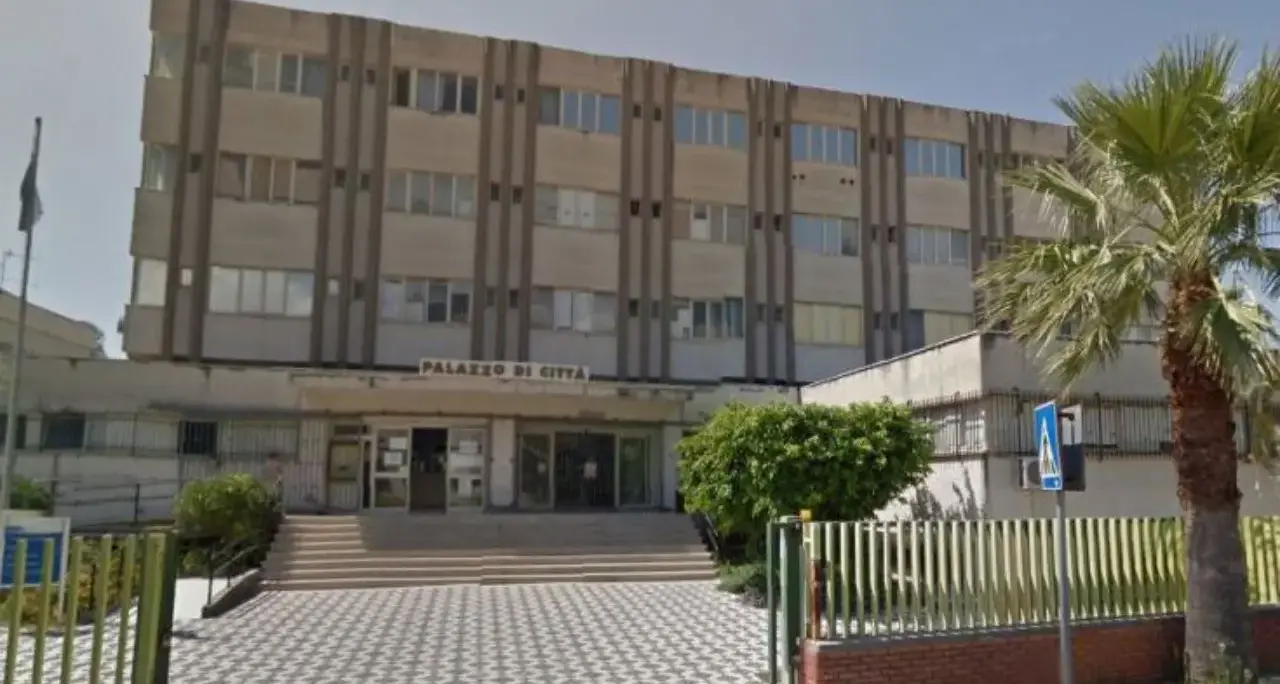 Incidente sul lavoro al Comune di Scalea, operaio ferito durante la sostituzione degli infissi: necessario l’elisoccorso\n