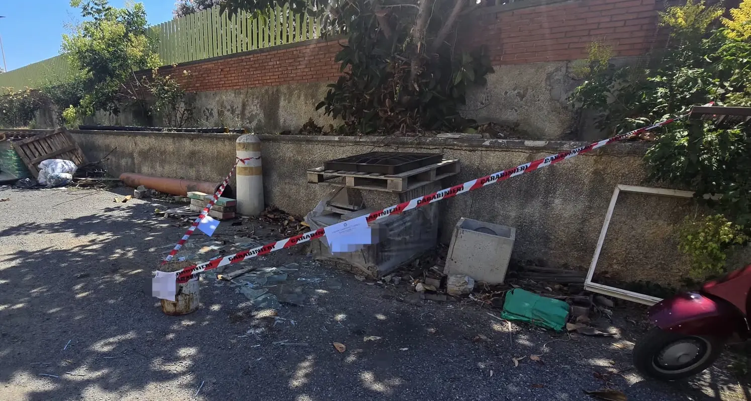 Incidente sul lavoro al Comune di Scalea, operaio ferito durante la sostituzione degli infissi: necessario l’elisoccorso\n