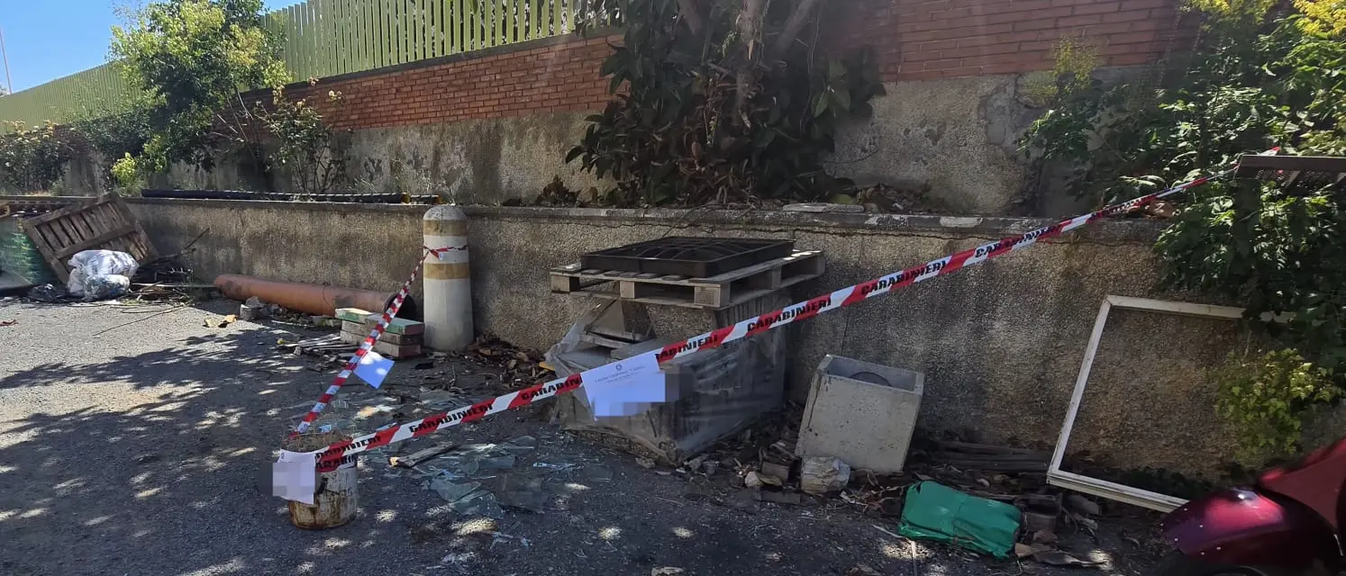 Incidente sul lavoro al Comune di Scalea, operaio ferito durante la sostituzione degli infissi: necessario l’elisoccorso\n