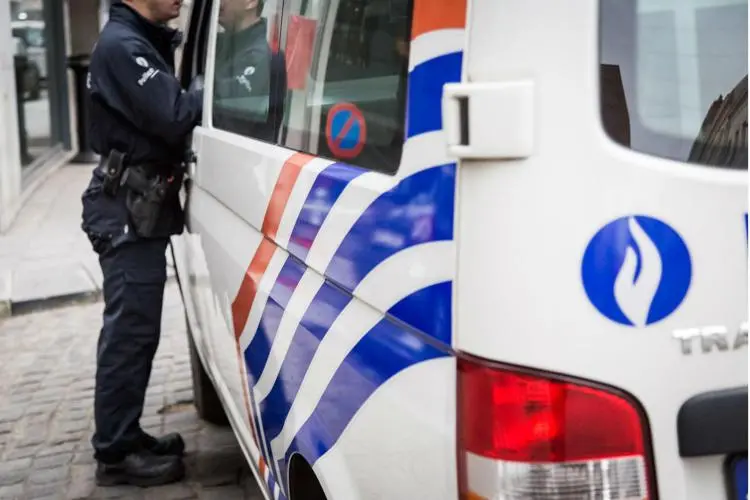 Francia, due bambini di 2 e 4 anni trovati morti in auto: «La causa potrebbe essere il caldo»\n