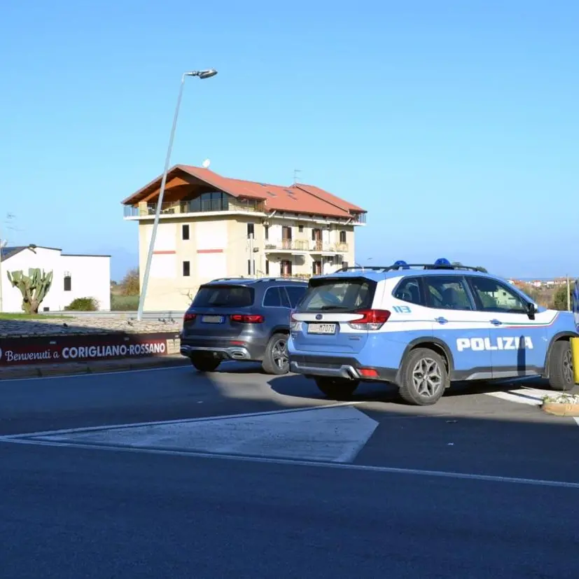 Corigliano Rossano, tenta di aggredire la madre davanti ai poliziotti: arrestato\n