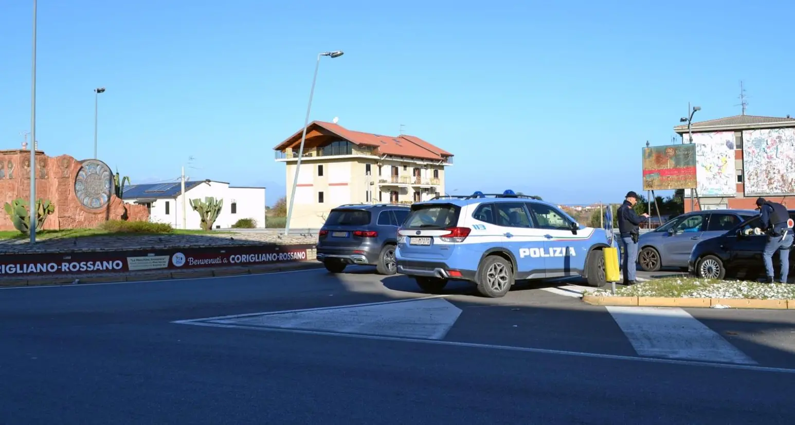 Corigliano Rossano, tenta di aggredire la madre davanti ai poliziotti: arrestato\n