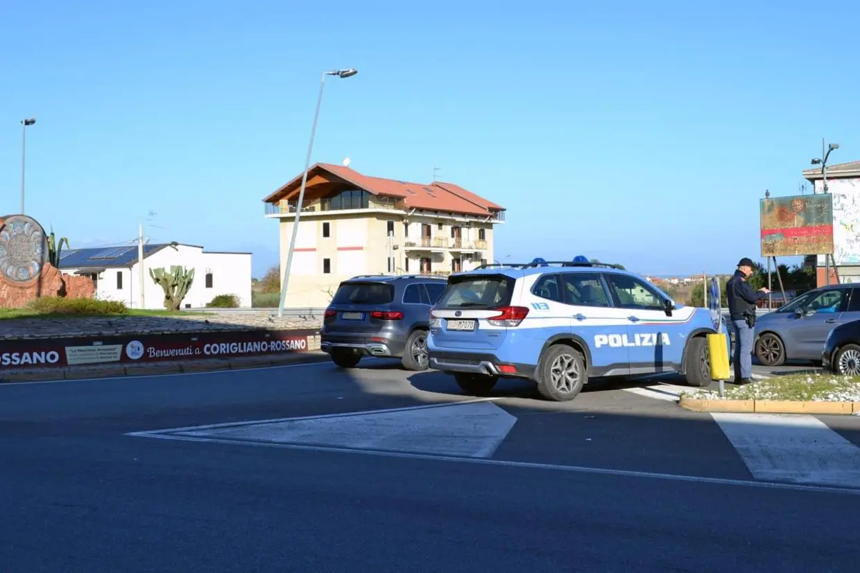 Corigliano Rossano, tenta di aggredire la madre davanti ai poliziotti: arrestato\n
