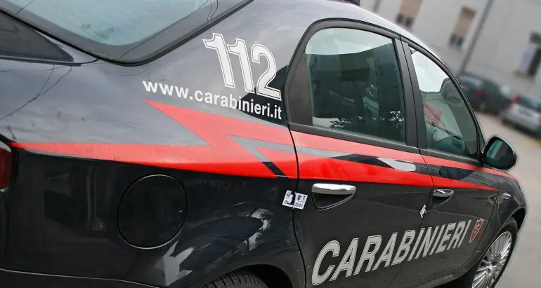 Panico in un villaggio turistico del Crotonese: 31enne\u00A0aggredisce clienti e carabinieri e viene\u00A0arrestato\n