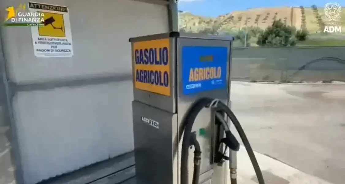 <p><span style=\"color:hsl(0, 75%, 60%);\">Maxi frode</span> sul carburante agricolo tra Crotone e la Germania: sequestro da 8 milioni di euro e 29 indagati - NOMI</p>