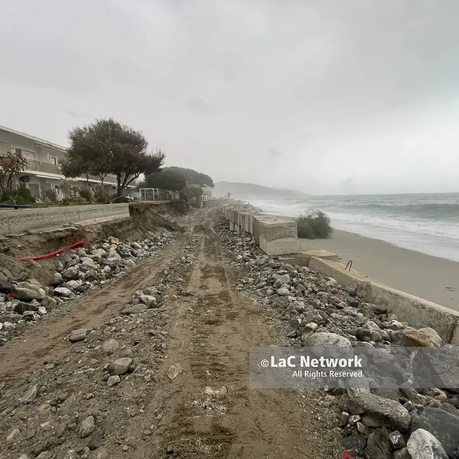 <p>Calabria disarmata davanti al prossimo ciclone: un solo cantiere concluso su 19, bocciata la richiesta di 60 milioni al Pnrr</p>