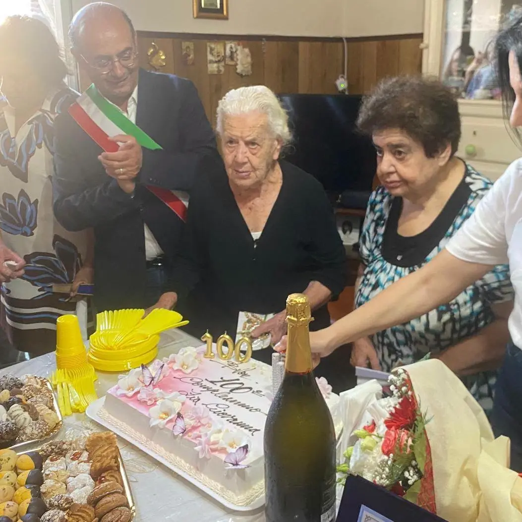 A 100 anni ancora accudisce con amore la figlia di 73 e va a messa a piedi: a Mileto mamma Maria Giovanna compie un secolo\n