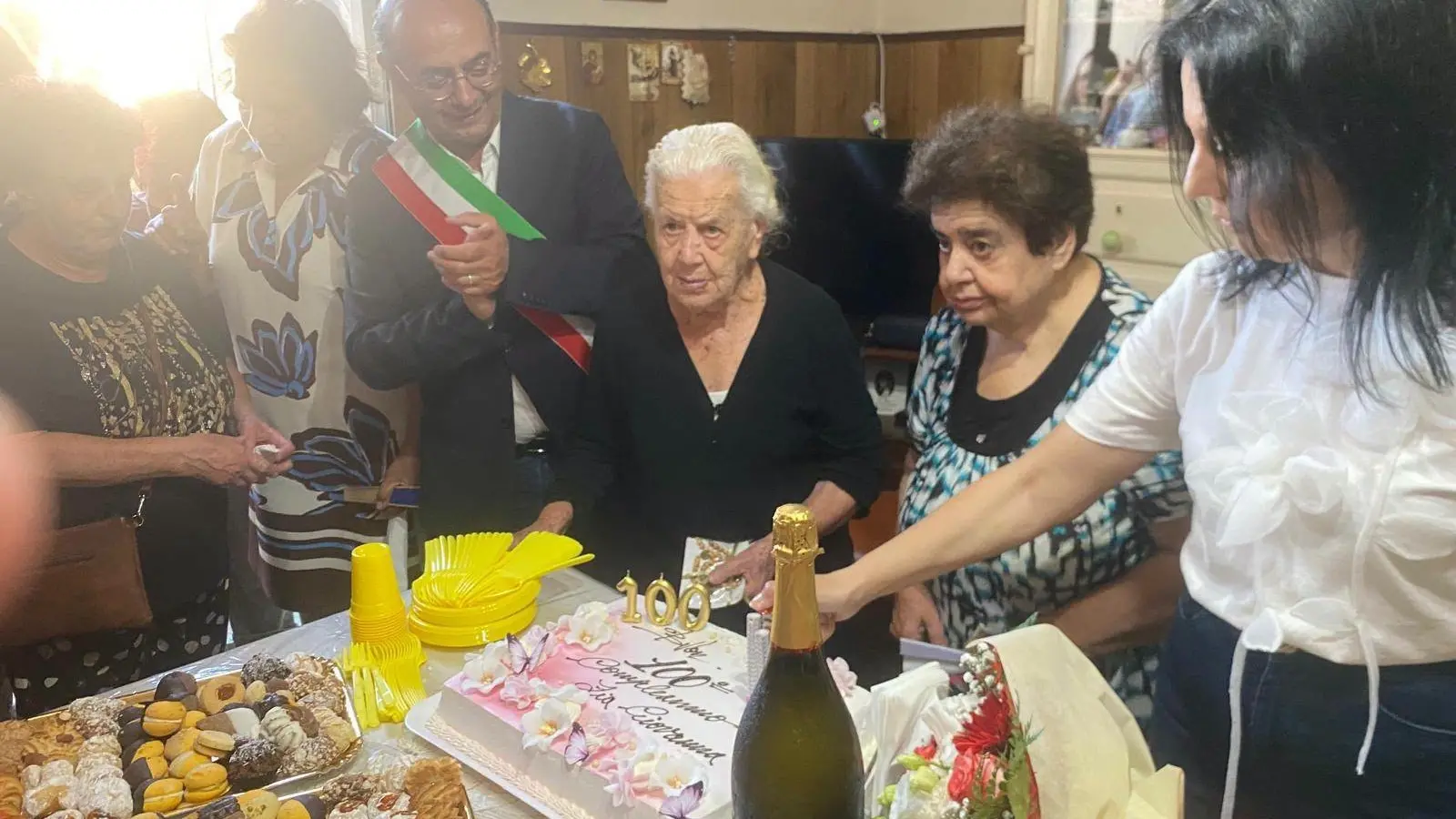 <p>A <span style=\"color:hsl(0, 75%, 60%);\">100 anni </span>ancora accudisce con amore la figlia di 73 e va a messa a piedi: a Mileto mamma Maria Giovanna compie un secolo</p>