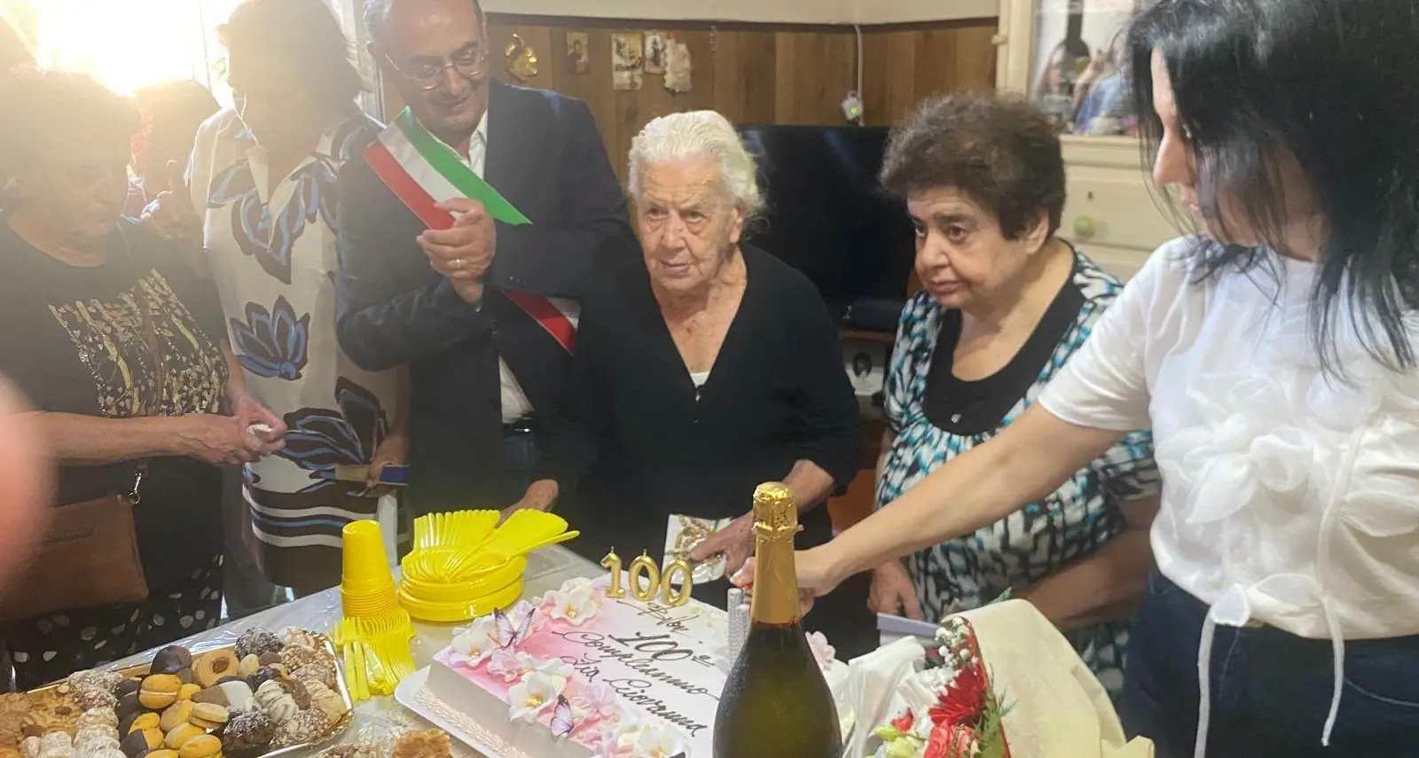 A 100 anni ancora accudisce con amore la figlia di 73 e va a messa a piedi: a Mileto mamma Maria Giovanna compie un secolo\n