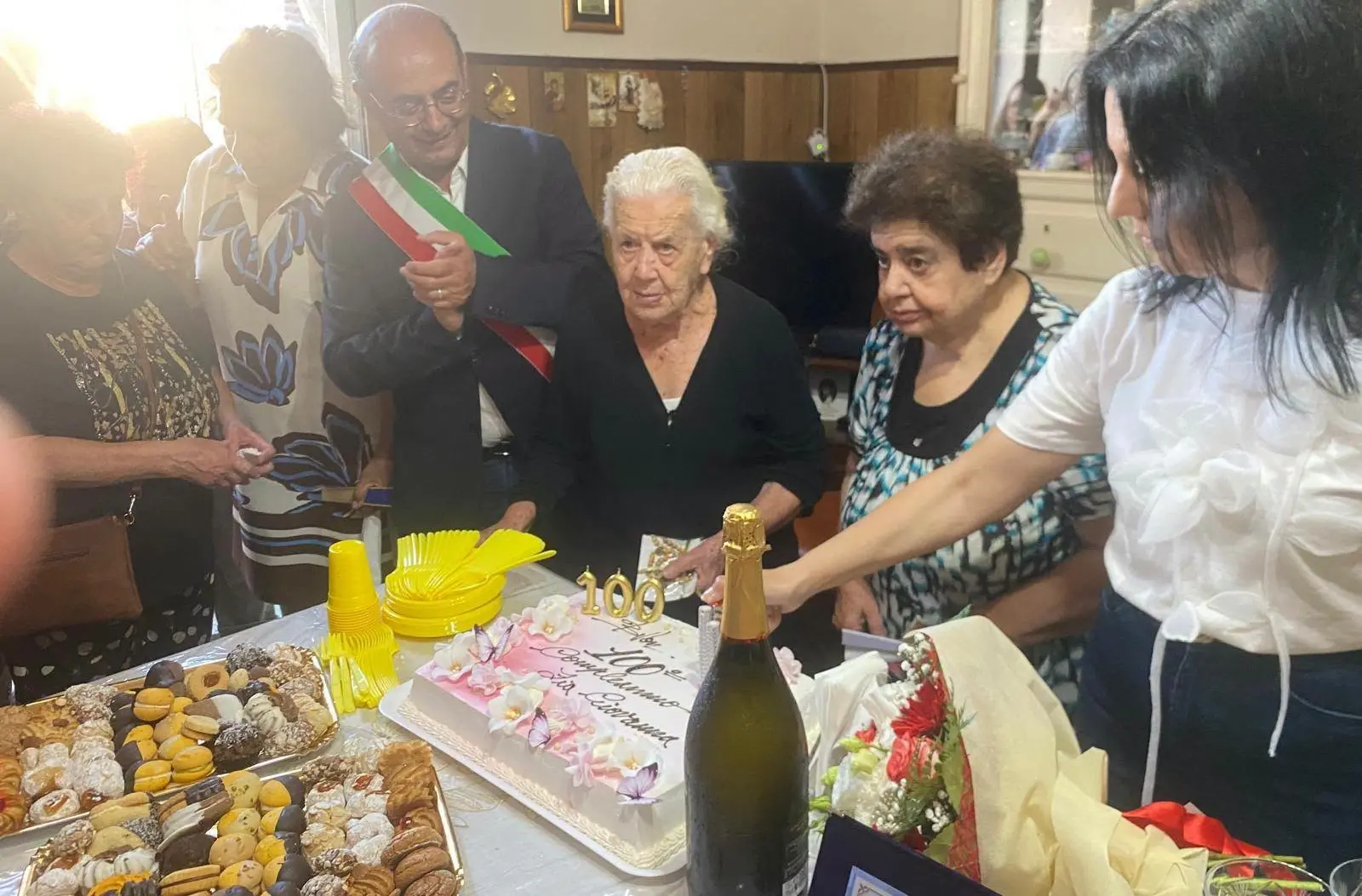 A 100 anni ancora accudisce con amore la figlia di 73 e va a messa a piedi: a Mileto mamma Maria Giovanna compie un secolo\n