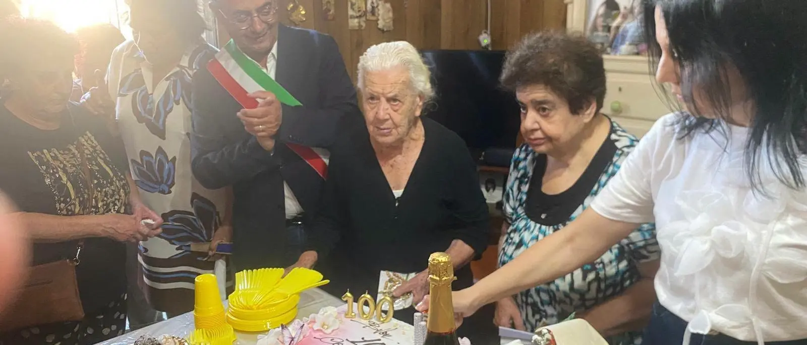 A 100 anni ancora accudisce con amore la figlia di 73 e va a messa a piedi: a Mileto mamma Maria Giovanna compie un secolo\n