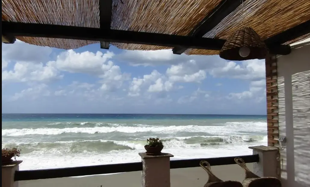 Dal paradiso low cost alle vacanze deluxe: sul Tirreno cosentino una camera costa fino a sette volte più di dodici anni fa\n
