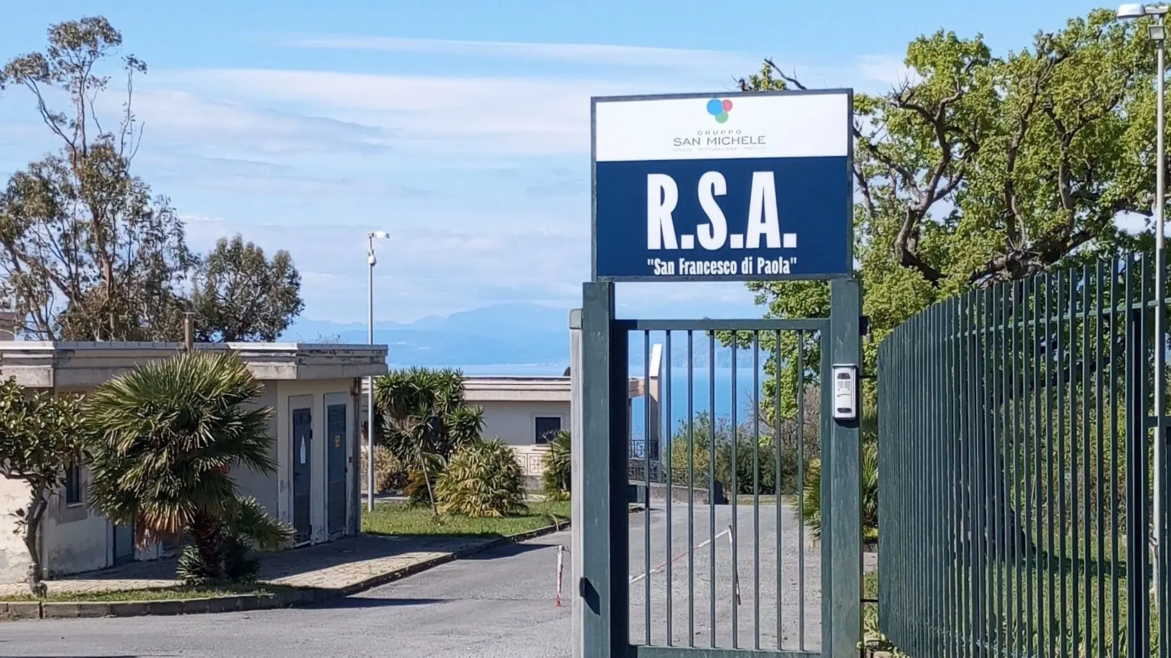 <p>L'ingresso della Rsa San Francesco di Paola</p>\\n
