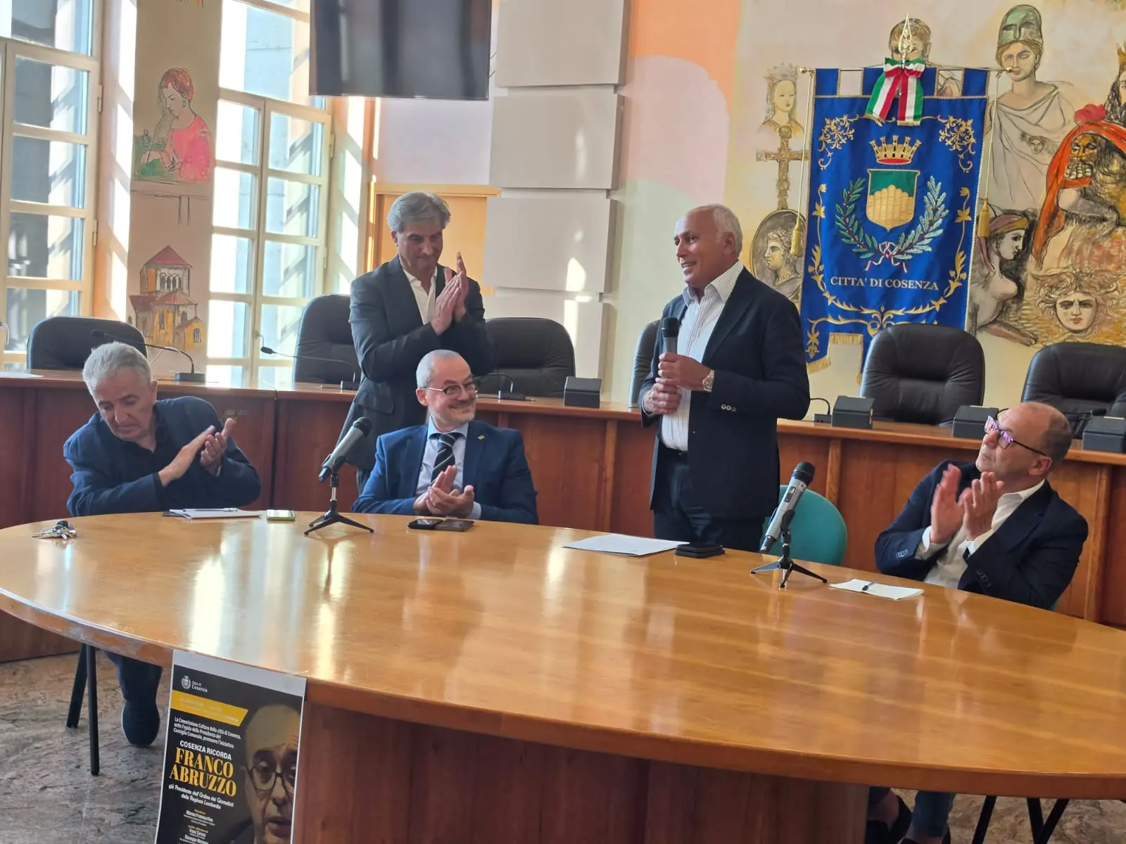 Cosenza ricorda Franco Abruzzo, Caruso annuncia l’intitolazione di uno spazio pubblico cittadino\n