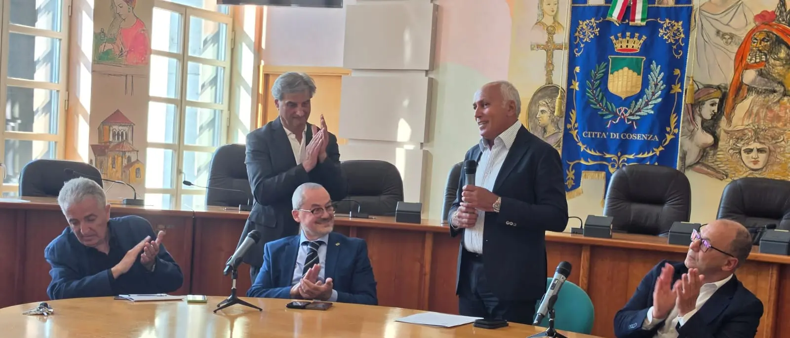 Cosenza ricorda Franco Abruzzo, Caruso annuncia l’intitolazione di uno spazio pubblico cittadino\n