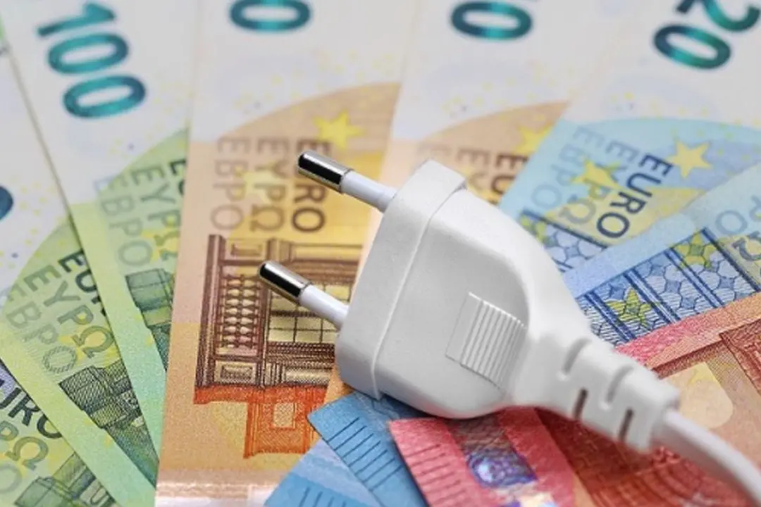 Occhiuto sfida Arera sull’energia, ma per le famiglie il risparmio sarebbe minino (3 euro l'anno)
