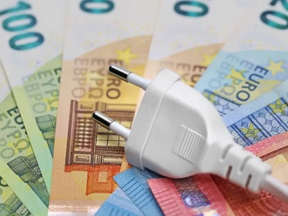 Occhiuto sfida Arera sull’energia, ma per le famiglie il risparmio sarebbe minino (3 euro l'anno)