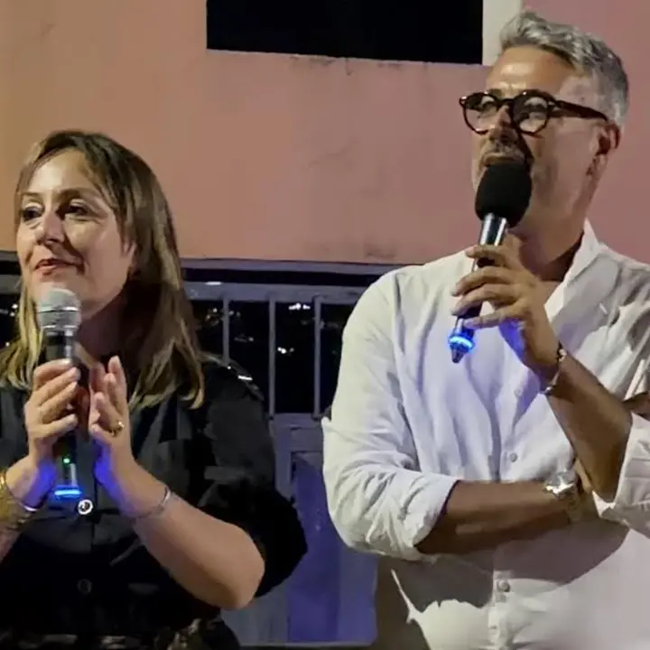 Castrolibero, il sindaco Serra guida la festa per ringraziare la città dopo la vittoria\n