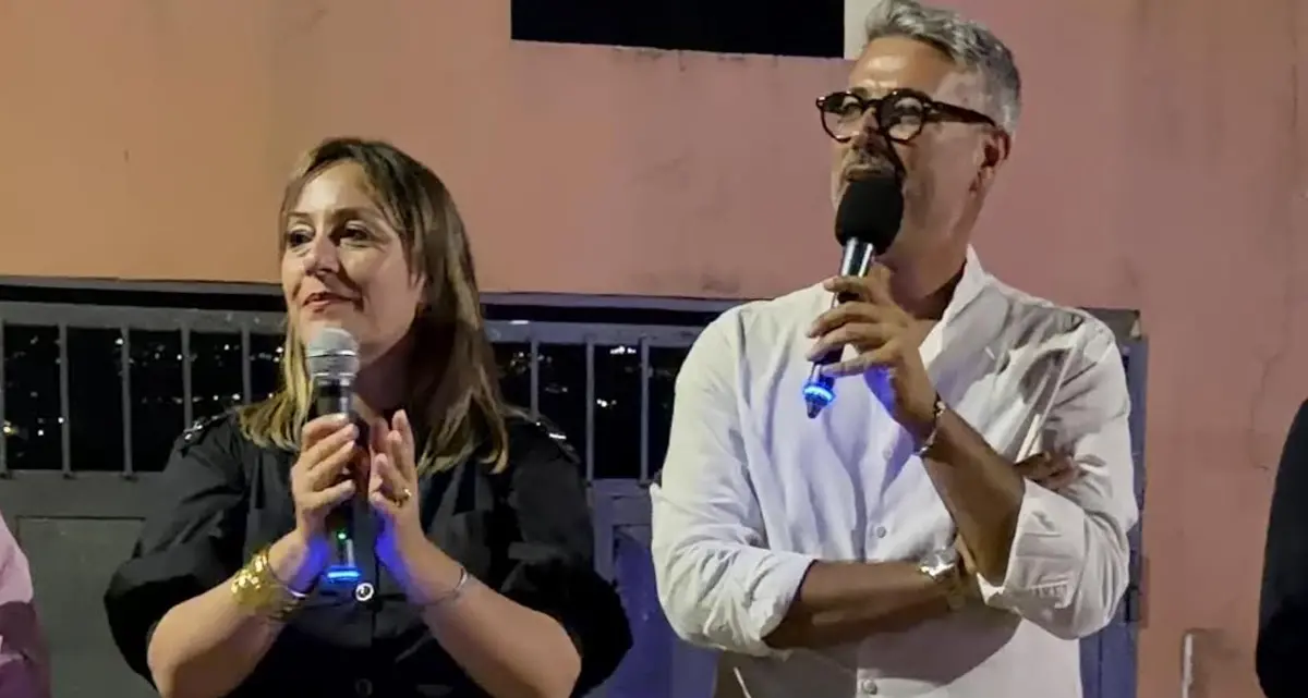Castrolibero, il sindaco Serra guida la festa per ringraziare la città dopo la vittoria\n
