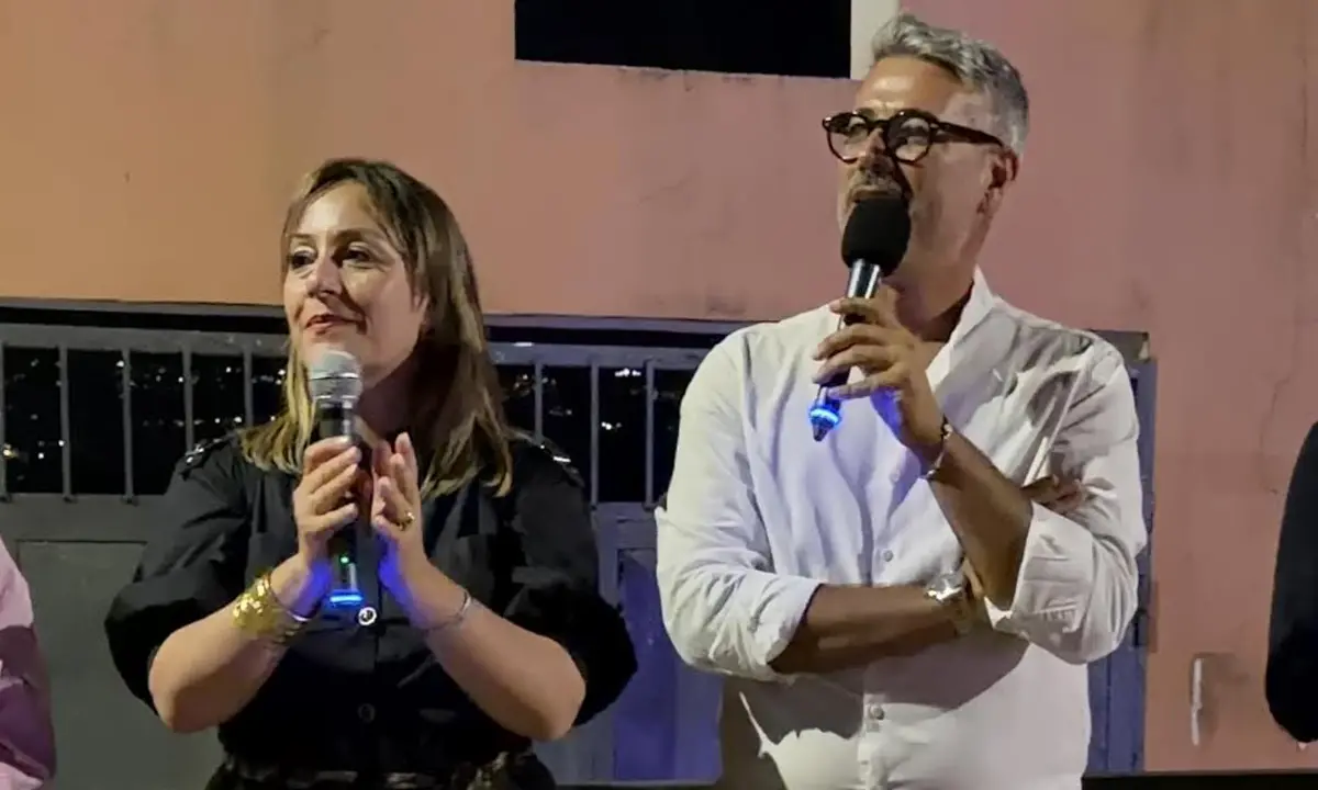 Castrolibero, il sindaco Serra guida la festa per ringraziare la città dopo la vittoria\n