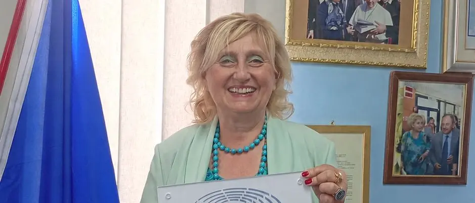 Dal Parlamento Europeo un doppio riconoscimento al Piria di Rosarno: premiata la visione educativa che porta gli studenti al centro dell’Europa\n