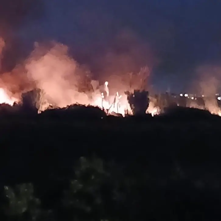 Incendio in una baraccopoli a Schiavonea: 4 braccianti stranieri salvati dai poliziotti, uno è grave. Indagini sulle cause\n