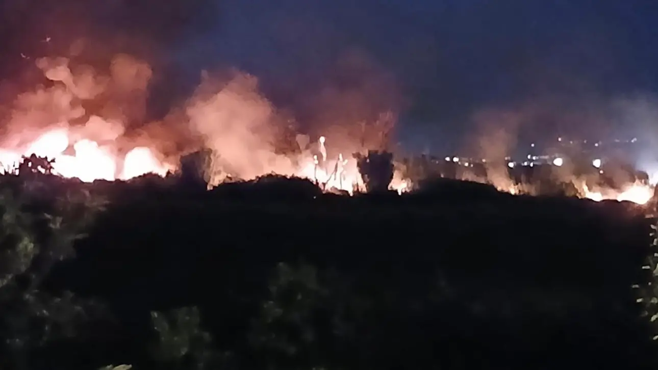 <p>L'incendio della baraccopoli a Schiavonea</p>\\n