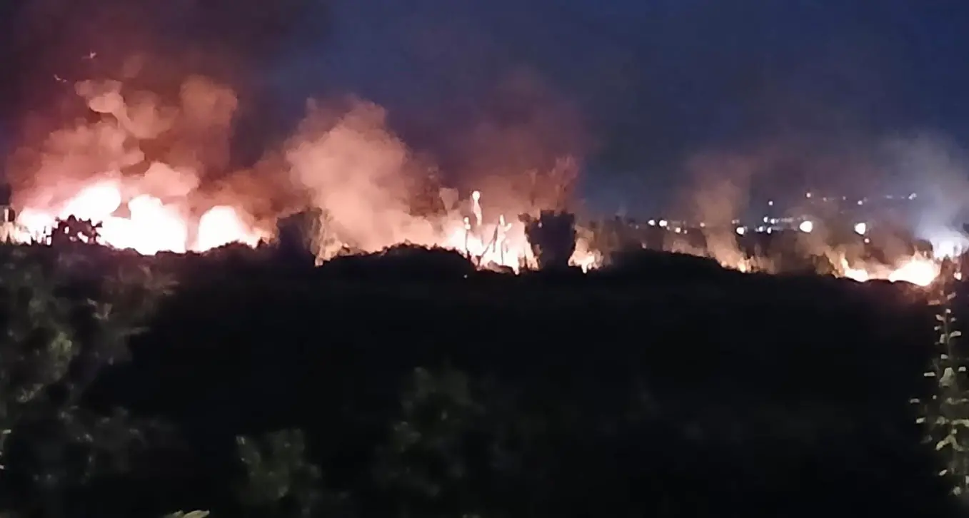 Incendio in una baraccopoli a Schiavonea: feriti\u00A0quattro braccianti stranieri, uno è grave\n