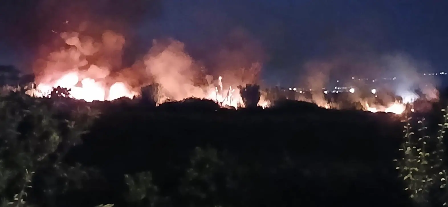 Incendio in una baraccopoli a Schiavonea: 4 braccianti stranieri salvati dai poliziotti, uno è grave. Indagini sulle cause\n