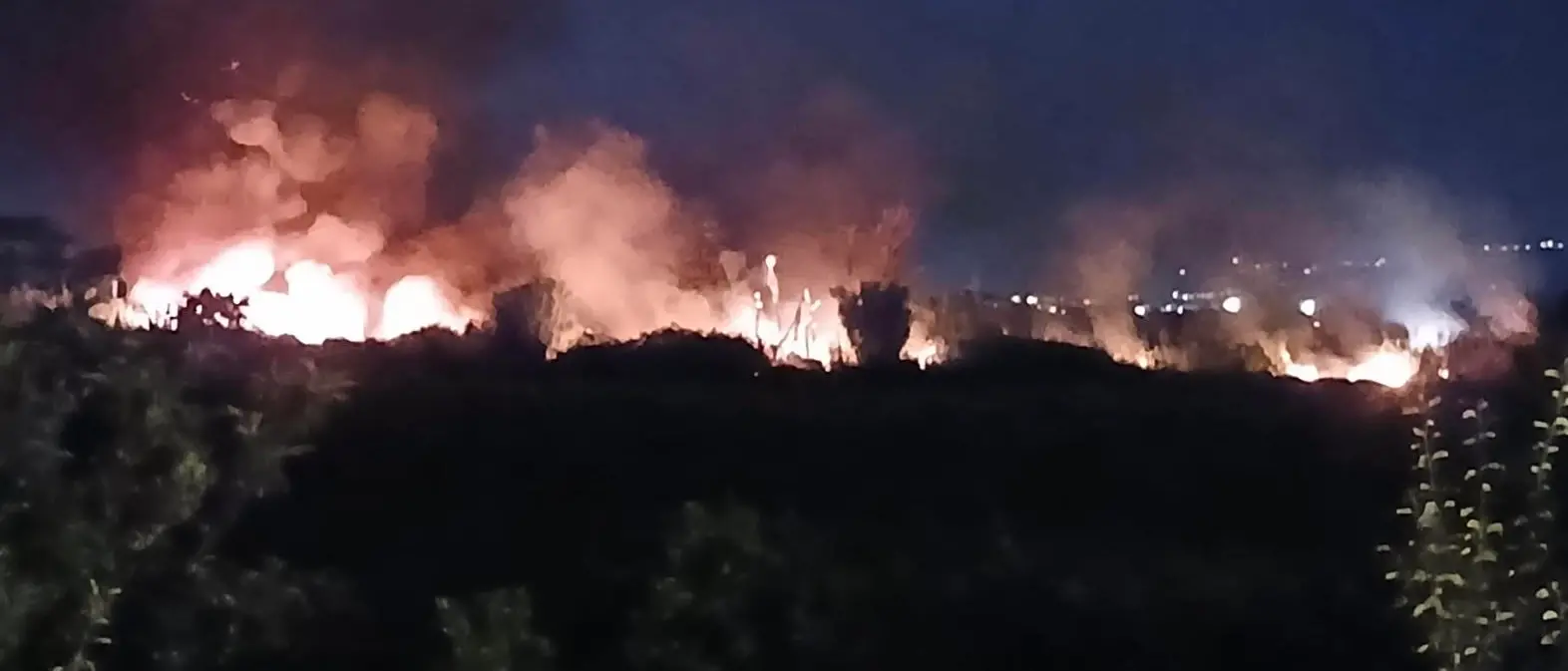 Incendio in una baraccopoli a Schiavonea: 4 braccianti stranieri salvati dai poliziotti, uno è grave. Indagini sulle cause\n