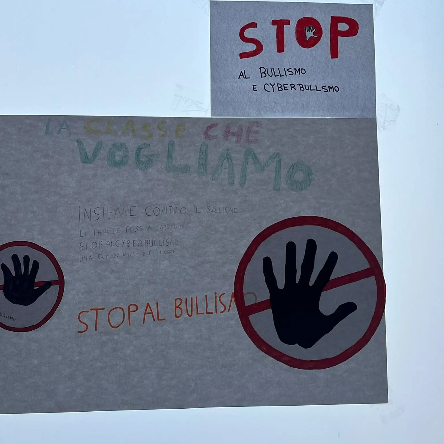 La forza dell'arte contro il bullismo: il manifesto cromatico di un gruppo di studenti