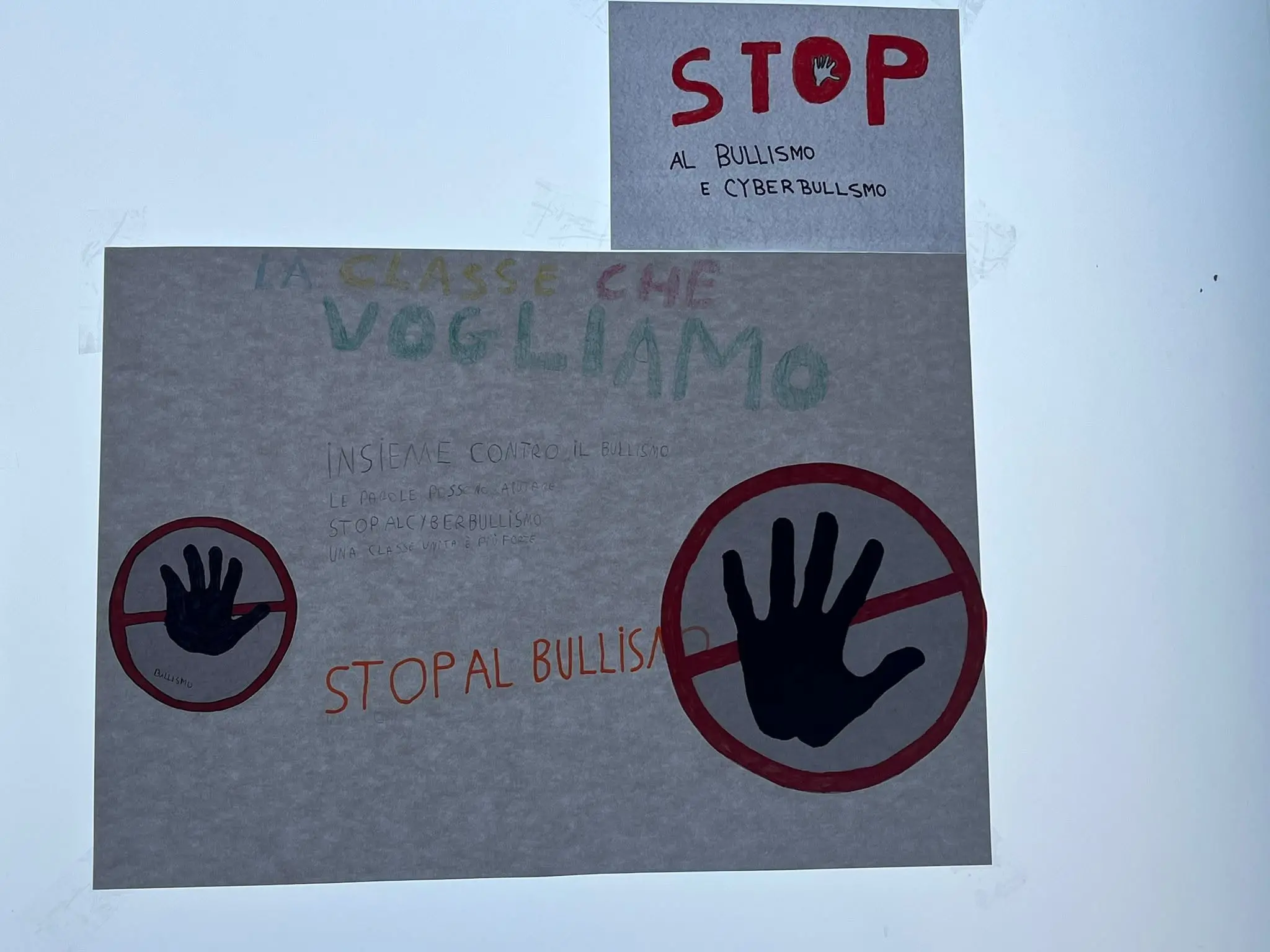 La forza dell'arte contro il bullismo: il manifesto cromatico di un gruppo di studenti