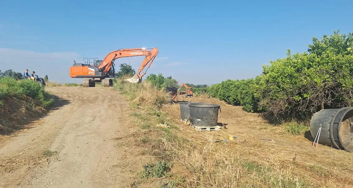 Crati, ruspe in azione: iniziati i lavori da 8 milioni di euro per rafforzare gli argini dopo anni di paura e danni\n