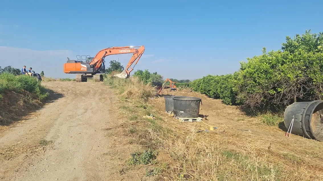 Crati, ruspe in azione: iniziati i lavori da 8 milioni di euro per rafforzare gli argini dopo anni di paura e danni\n