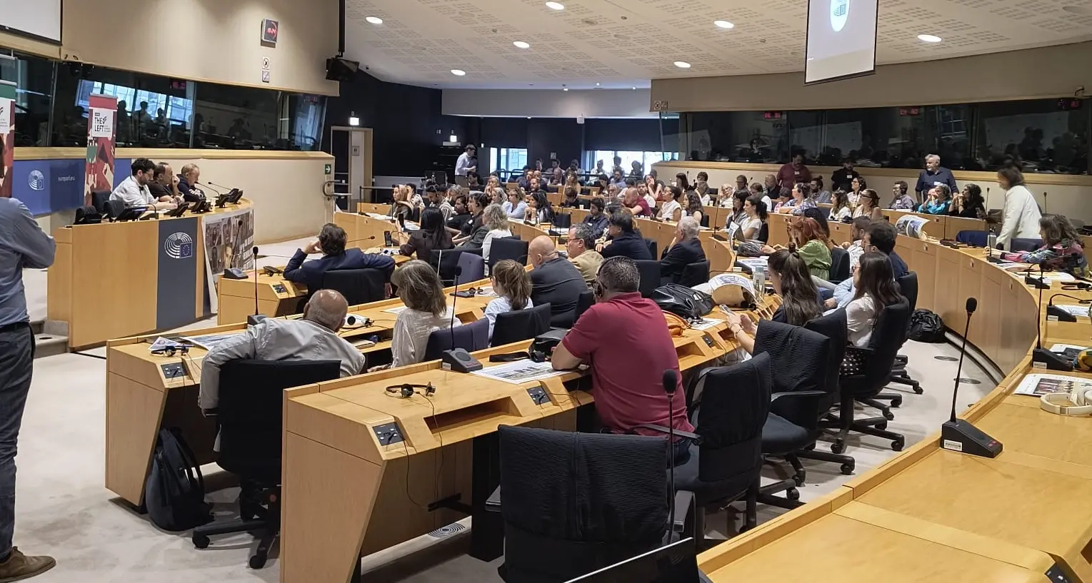 Lucano porta al Parlamento Europeo i superstiti e i familiari della strage di Cutro\n