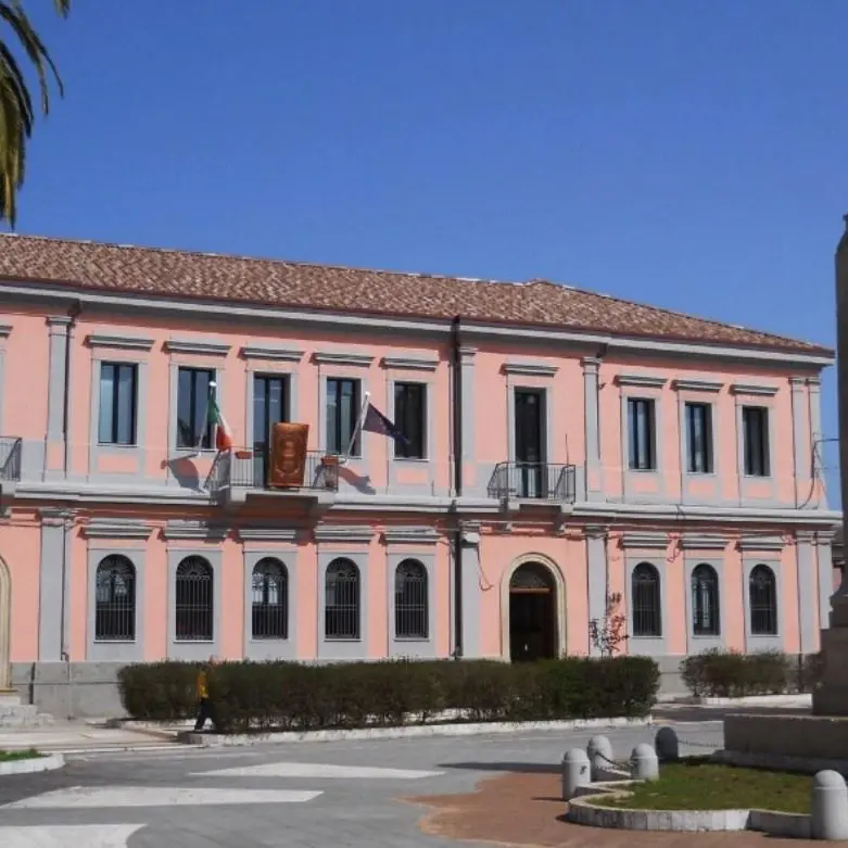 Un patrimonio di cultura per Taurianova: il Comune pronto ad accogliere la donazione di 10 mila libri di Michele Caccamo\n