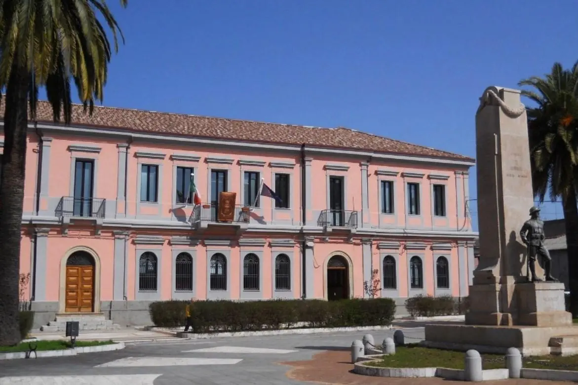Un patrimonio di cultura per Taurianova: il Comune pronto ad accogliere la donazione di 10 mila libri di Michele Caccamo\n