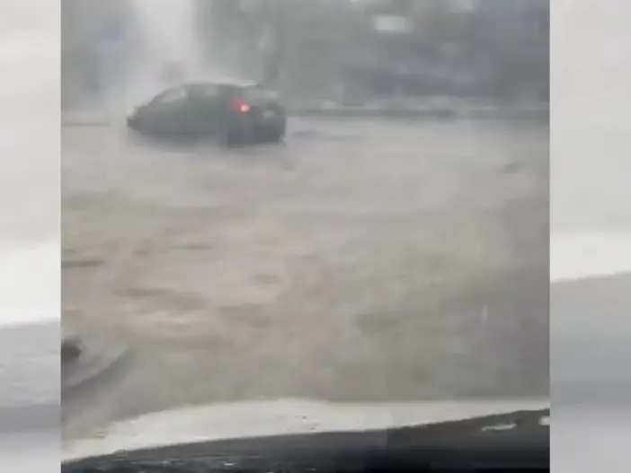 I temporali sono arrivati in Calabria, a Montepaone Lido strade allagate e disagi alla circolazione – VIDEO