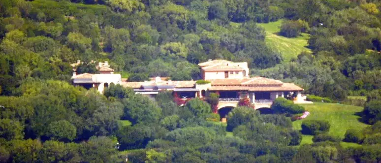 I Berlusconi vendono Villa Certosa allo sceicco qatariota Al Thani: 350 milioni per la residenza estiva del Cavaliere
