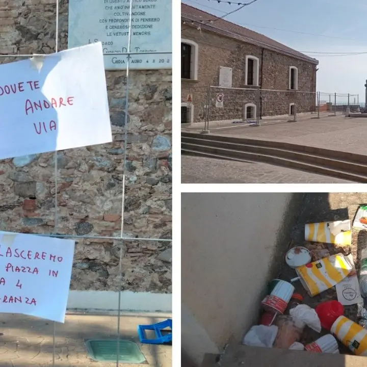 Giovani disturbano la piazza a Gioia Tauro: residenti affiggono cartelloni per chiedere rispetto: «Non la lasceremo in mano a 4 maranza»\n