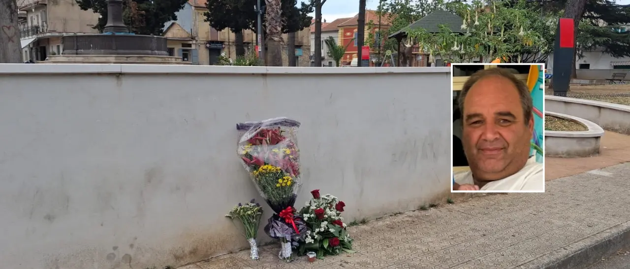 Mileto, fiori e un caffè nello spazio che occupava il\u00A0commerciante di Nicotera morto in un incidente stradale: commuove il gesto dei suoi clienti e colleghi\n