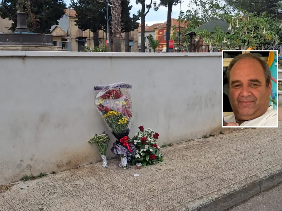 Mileto, fiori e un caffè nello spazio che occupava il commerciante di Nicotera morto in un incidente stradale: commuove il gesto dei suoi clienti e colleghi