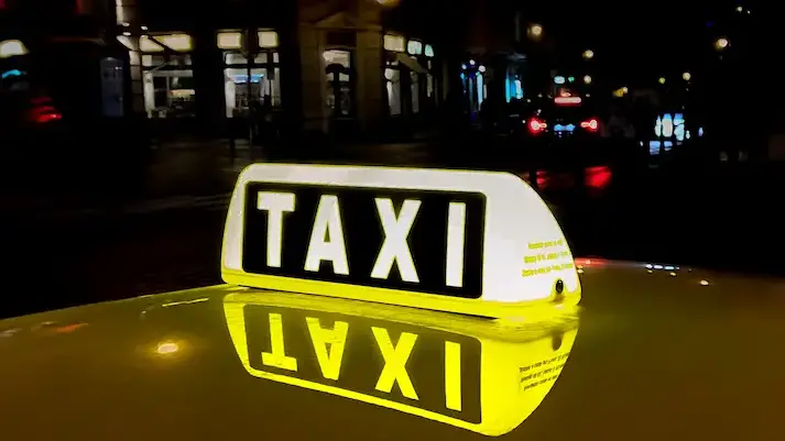 <p>“Social taxi” in Calabria: autista gratuito per gli over 65 diretti a visite mediche lontane. Ecco l'ultima idea di Roberto Occhiuto</p>